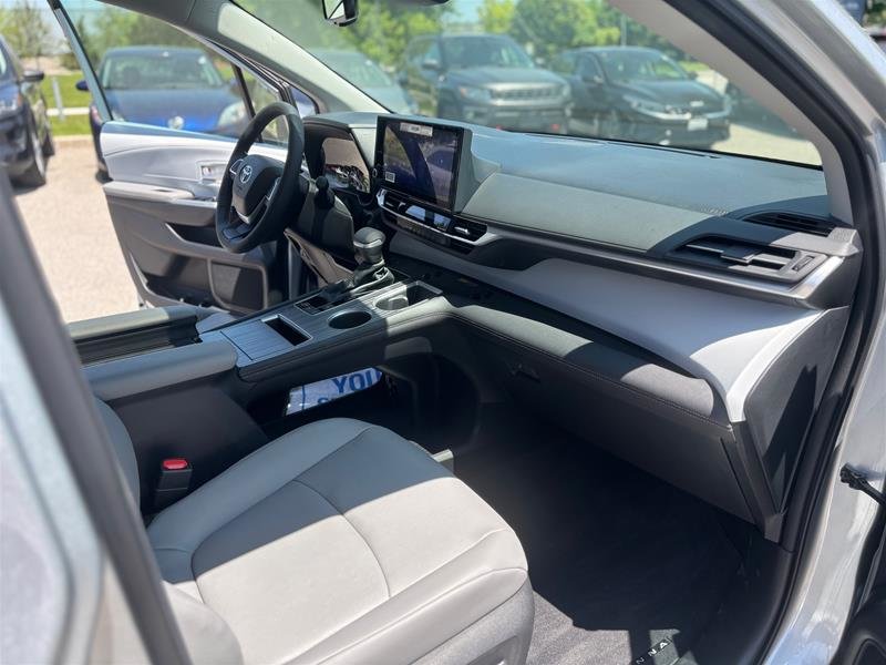 2025 Toyota Sienna Hybrid Sienna XLE 8-Pass
