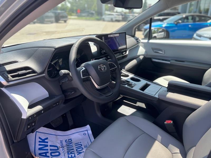 2025 Toyota Sienna Hybrid Sienna XLE 8-Pass