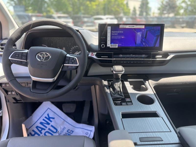 2025 Toyota Sienna Hybrid Sienna XLE 8-Pass