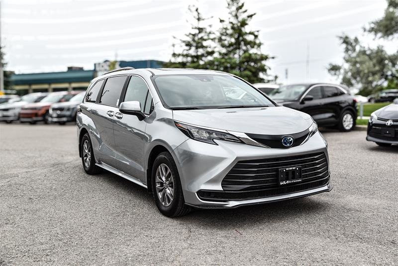 2025 Toyota Sienna Hybrid Sienna XLE 8-Pass