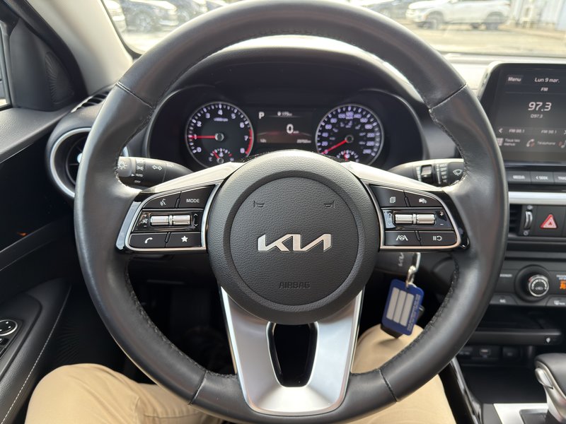 Kia Forte EX+ PNEUS D'HIVER DEMARREUR PAS ACCIDENTE 2023 INSPECTE+TOIT OUVRANT+MAGS 17''+DETECTEUR D'ANGLES MORTS+VOLANT CHAUFFANT+APPLE CARPLAY+BLUETOOTH
