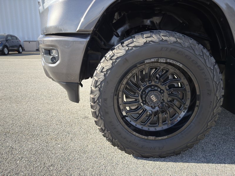 Ram 1500 Sport V8 4X4 DEMARREUR HITCH PAS ACCIDENTE 2022 INSPECTE+LIFT KIT AVEC TABLE+PNEUS TOUTE SAISON AVEC MAGS 20''+CAPOT AERE+TOILE DE CAISSE