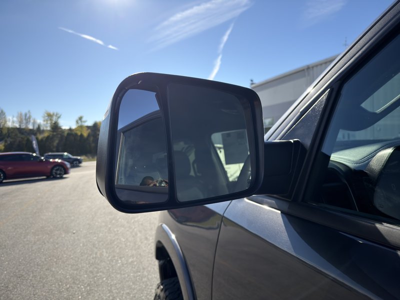 Ram 1500 Sport V8 4X4 DEMARREUR HITCH PAS ACCIDENTE 2022 INSPECTE+LIFT KIT AVEC TABLE+PNEUS TOUTE SAISON AVEC MAGS 20''+CAPOT AERE+TOILE DE CAISSE