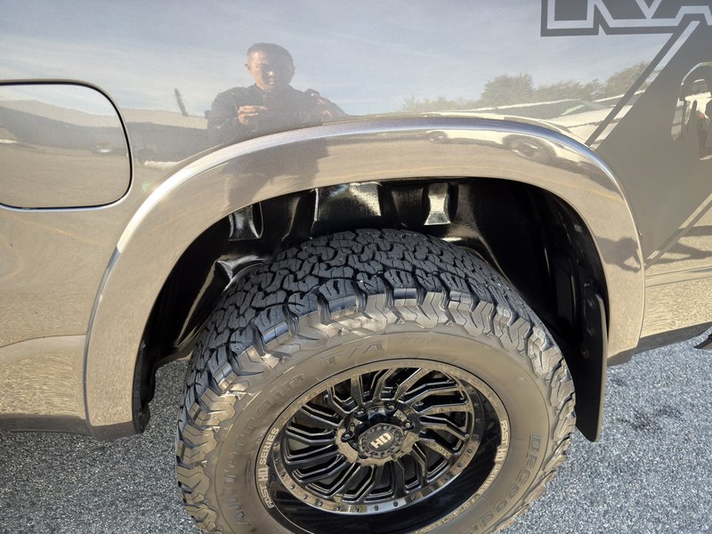 Ram 1500 Sport V8 4X4 DEMARREUR HITCH PAS ACCIDENTE 2022 INSPECTE+LIFT KIT AVEC TABLE+PNEUS TOUTE SAISON AVEC MAGS 20''+CAPOT AERE+TOILE DE CAISSE