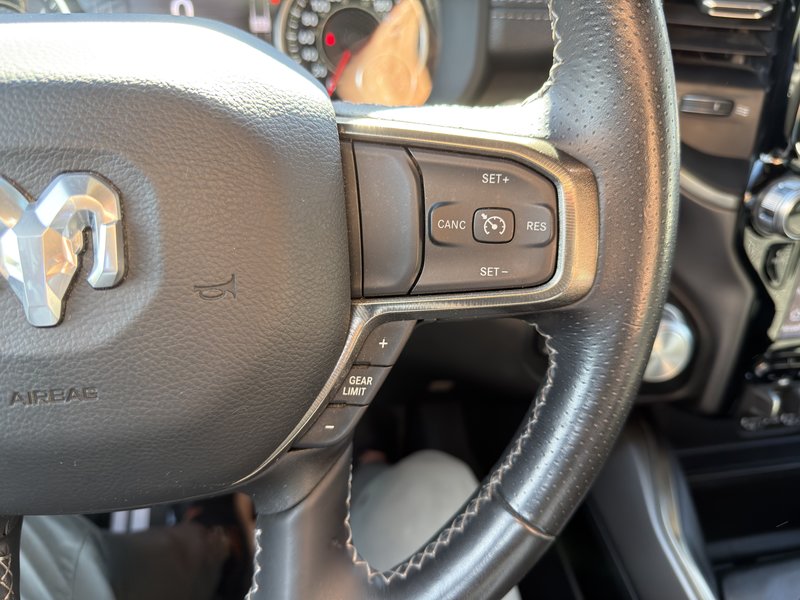 Ram 1500 Sport V8 4X4 DEMARREUR HITCH PAS ACCIDENTE 2022 INSPECTE+LIFT KIT AVEC TABLE+PNEUS TOUTE SAISON AVEC MAGS 20''+CAPOT AERE+TOILE DE CAISSE