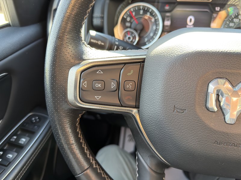 Ram 1500 Sport V8 4X4 DEMARREUR HITCH PAS ACCIDENTE 2022 INSPECTE+LIFT KIT AVEC TABLE+PNEUS TOUTE SAISON AVEC MAGS 20''+CAPOT AERE+TOILE DE CAISSE