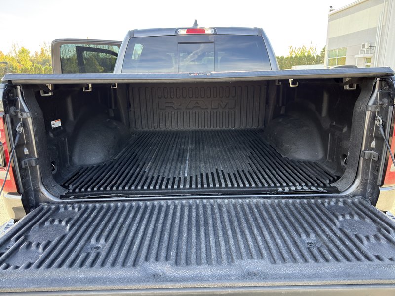 Ram 1500 Sport V8 4X4 DEMARREUR HITCH PAS ACCIDENTE 2022 INSPECTE+LIFT KIT AVEC TABLE+PNEUS TOUTE SAISON AVEC MAGS 20''+CAPOT AERE+TOILE DE CAISSE