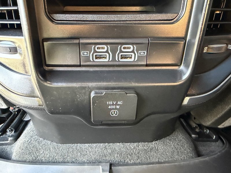 Ram 1500 Sport V8 4X4 DEMARREUR HITCH PAS ACCIDENTE 2022 INSPECTE+LIFT KIT AVEC TABLE+PNEUS TOUTE SAISON AVEC MAGS 20''+CAPOT AERE+TOILE DE CAISSE