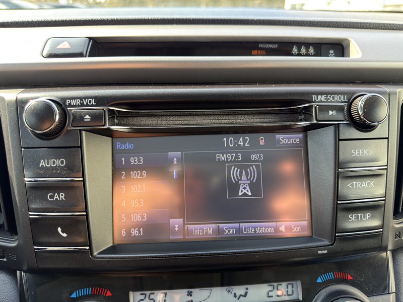 Toyota RAV4 XLE AWD PNEUS D'HIVER HITCH PAS ACCIDENTE 2017 INSPECTE+DETECTEUR D'ANGLES MORTS+HAYON ELECTRIQUE+TOIT OUVRANT+SIEGES CHAUFFANTS+MAGS 17''