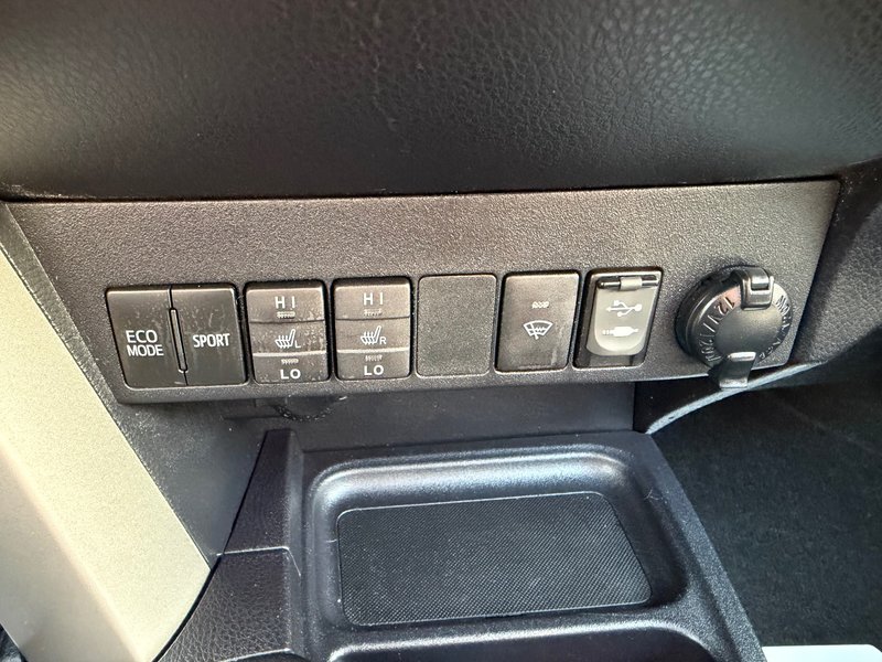 Toyota RAV4 XLE AWD PNEUS D'HIVER HITCH PAS ACCIDENTE 2017 INSPECTE+DETECTEUR D'ANGLES MORTS+HAYON ELECTRIQUE+TOIT OUVRANT+SIEGES CHAUFFANTS+MAGS 17''
