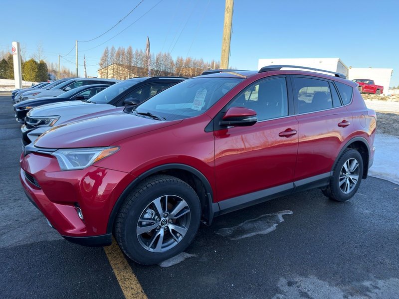 Toyota RAV4 XLE AWD PNEUS D'HIVER HITCH PAS ACCIDENTE 2017 INSPECTE+DETECTEUR D'ANGLES MORTS+HAYON ELECTRIQUE+TOIT OUVRANT+SIEGES CHAUFFANTS+MAGS 17''