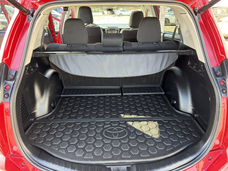 Toyota RAV4 XLE AWD PNEUS D'HIVER HITCH PAS ACCIDENTE 2017 INSPECTE+DETECTEUR D'ANGLES MORTS+HAYON ELECTRIQUE+TOIT OUVRANT+SIEGES CHAUFFANTS+MAGS 17''