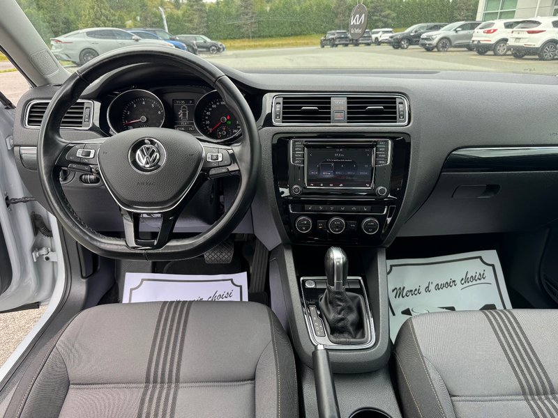 Volkswagen Jetta Wolfsburg Edition PNEUS D'HIVER TOIT OUVRANT 2017 INSPECTE+SIEGE CONDUCTEUR ELECTRIQUE+CAMERA DE RECU+SIEGES CHAUFFANT+PHARE AUTOMATIQUE+AIR CLIMATISE