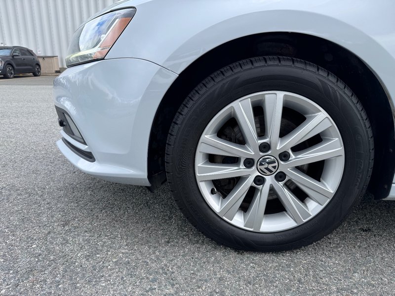 Volkswagen Jetta Wolfsburg Edition PNEUS D'HIVER TOIT OUVRANT 2017 INSPECTE+SIEGE CONDUCTEUR ELECTRIQUE+CAMERA DE RECU+SIEGES CHAUFFANT+PHARE AUTOMATIQUE+AIR CLIMATISE