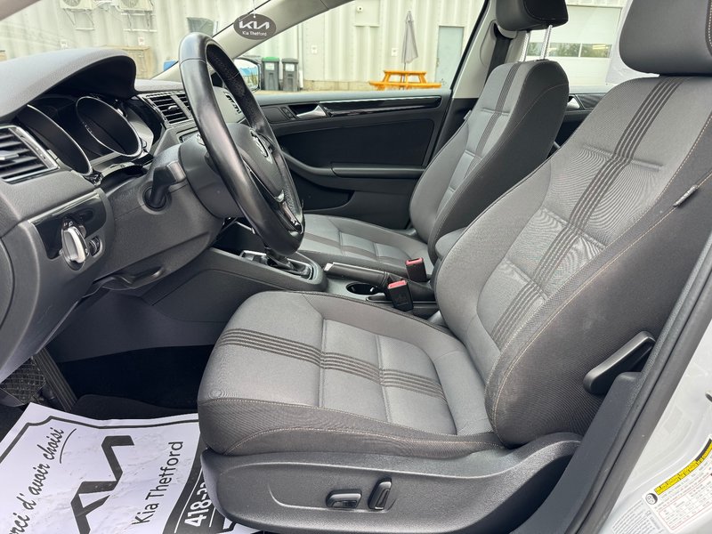 Volkswagen Jetta Wolfsburg Edition PNEUS D'HIVER TOIT OUVRANT 2017 INSPECTE+SIEGE CONDUCTEUR ELECTRIQUE+CAMERA DE RECU+SIEGES CHAUFFANT+PHARE AUTOMATIQUE+AIR CLIMATISE