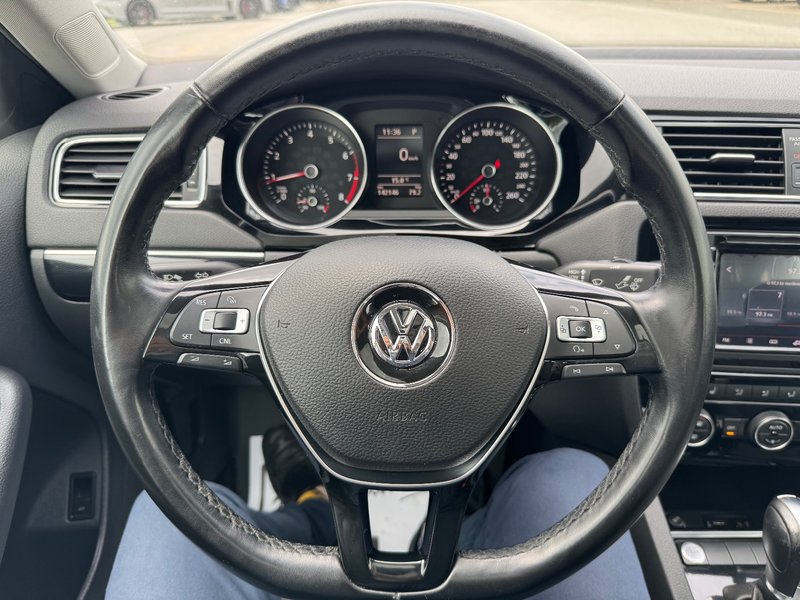 Volkswagen Jetta Wolfsburg Edition PNEUS D'HIVER TOIT OUVRANT 2017 INSPECTE+SIEGE CONDUCTEUR ELECTRIQUE+CAMERA DE RECU+SIEGES CHAUFFANT+PHARE AUTOMATIQUE+AIR CLIMATISE