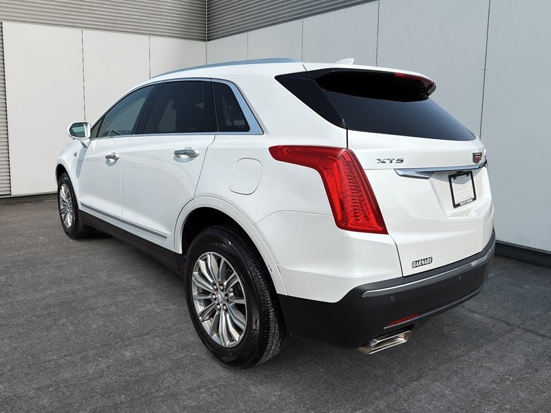 2017 Cadillac XT5 Luxury Leather + Panoramic Sunroof + Back up camera