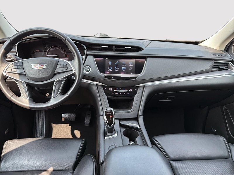 2017 Cadillac XT5 Luxury Leather + Panoramic Sunroof + Back up camera