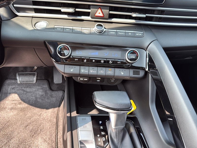 Hyundai Elantra Hybrid Luxury 2025 Toit ouvrant + Navi + cuir