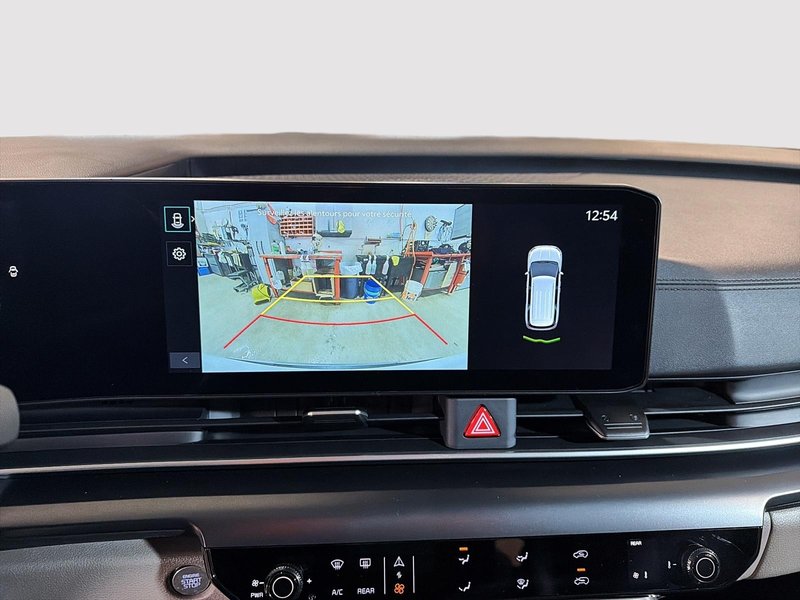 2025 Kia Carnival LX + Heated seats + Back up Camera