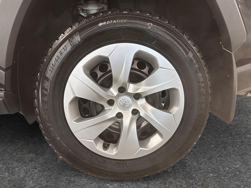 2021 Toyota RAV4 LE AWD + CARPLAY + HEATED SEATS