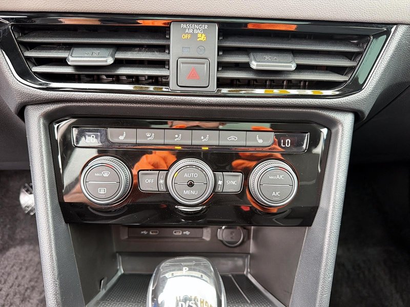 2023 Volkswagen Taos Comfortline AWD + Heated seats + CarPlay