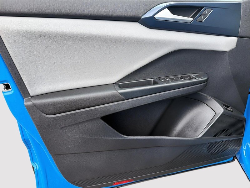 2023 Volkswagen Taos Comfortline AWD + Heated seats + CarPlay