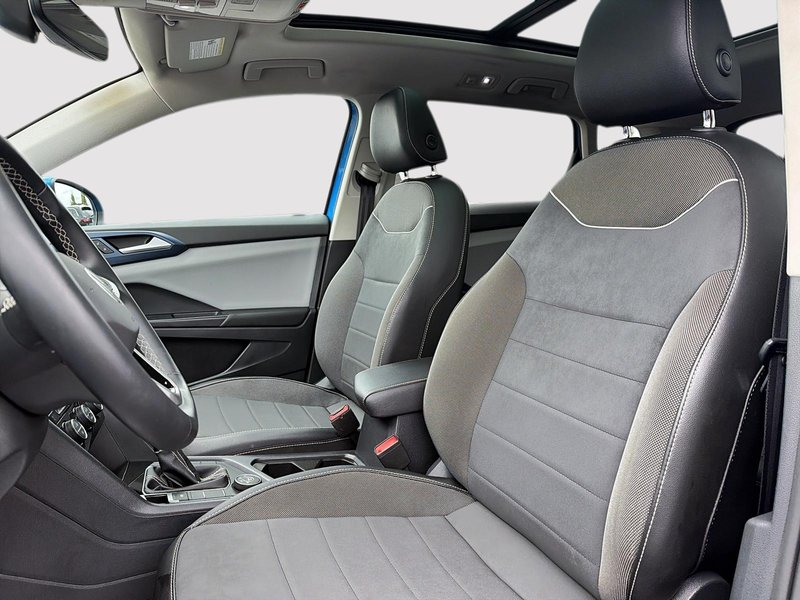 2023 Volkswagen Taos Comfortline AWD + Heated seats + CarPlay
