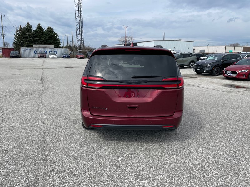 2022 Chrysler Pacifica Touring L ‘S’ Appearance  package. Leather, power doors!