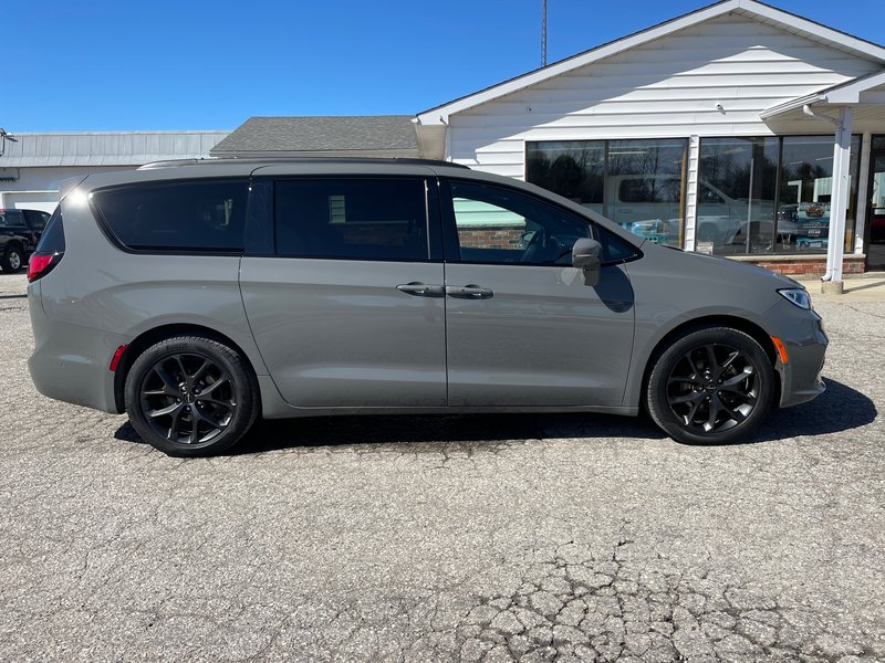 2022 Chrysler Pacifica Limited S Appearance with Panoramic Sunroof