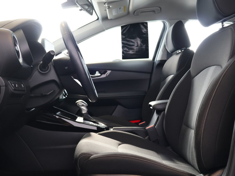 2024 Kia Forte EX CARPLAY + HEATED SEAT + HEATED LEATHER STEERING WHEEL + A/C