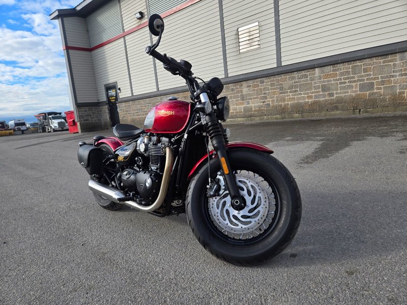 Triumph Bonneville Bobber GOLD LINE LIMITED EDITION 2022 NEUF ! Seulement 1500 KM