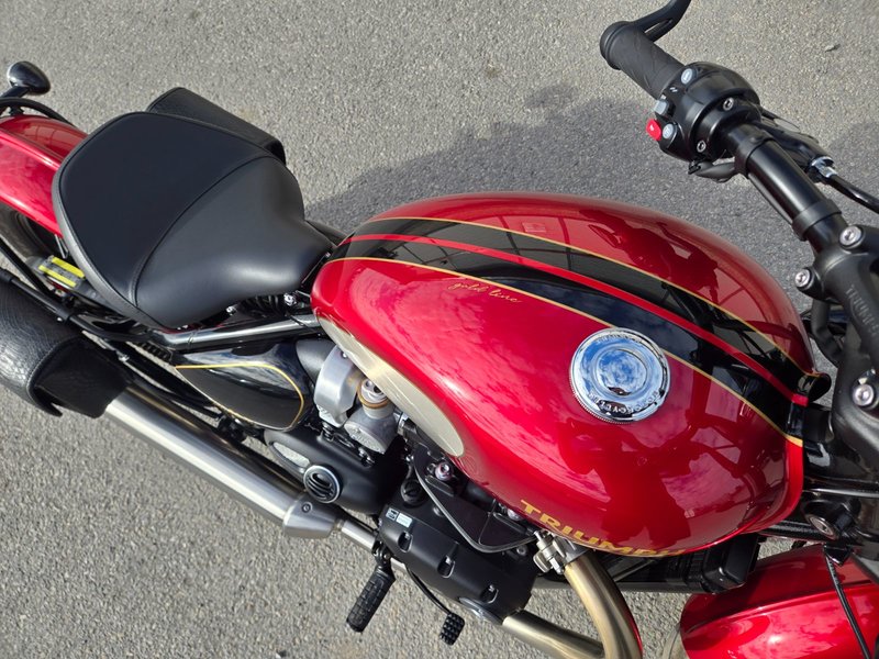 Triumph Bonneville Bobber GOLD LINE LIMITED EDITION 2022 NEUF ! Seulement 1500 KM