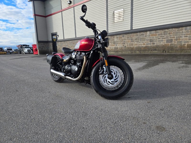 Triumph Bonneville Bobber GOLD LINE LIMITED EDITION 2022 NEUF ! Seulement 1500 KM