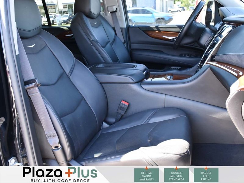 2017 Cadillac Escalade Luxury HEATED & VENTILATED LEATHER / SUNROOF