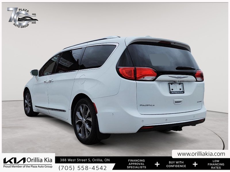 2017 Chrysler Pacifica Limited LEATHER SEATS | PANORAMIC SUNROOF | POWER SLIDING DOORS