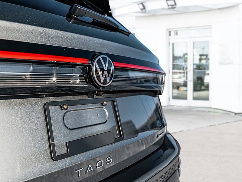 2025 Volkswagen Taos Comfortline Pano Roof Package / Platinum Gray Metallic