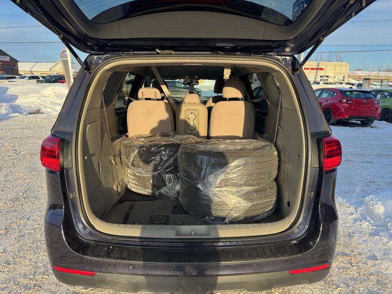 2019 Kia SEDONA LX | CLEAN CARFAX | 8 SEATS | TWO SETS OF TIRES ON RIMS | APPLE CARPLAY AND ANDROID AUTO |