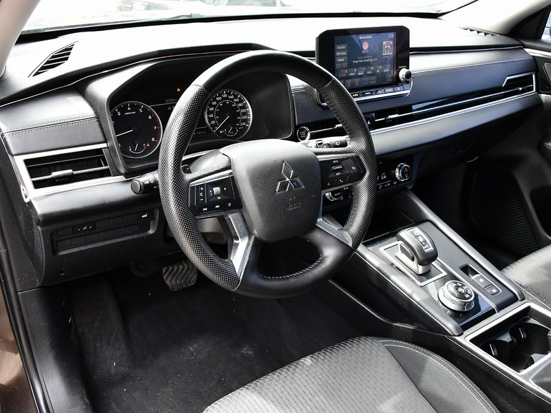 2023 Mitsubishi Outlander LE