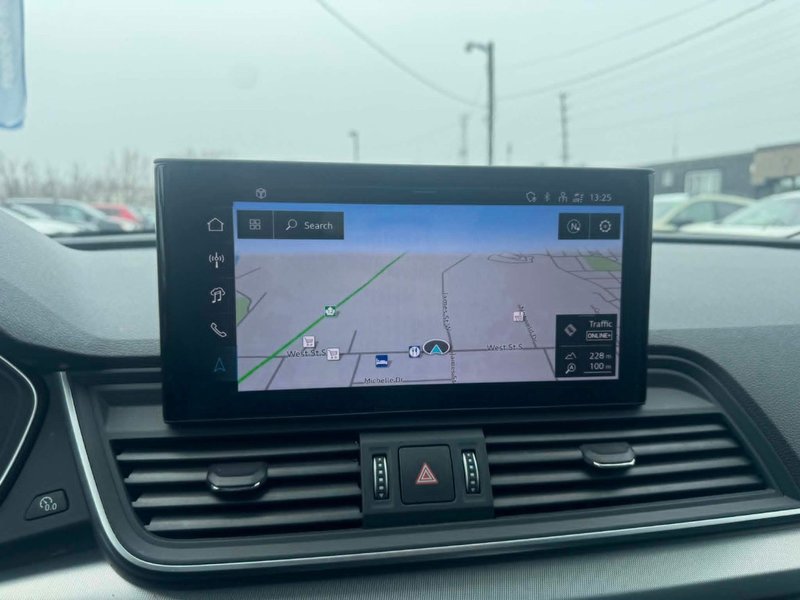 2024 Audi Q5 PROGRESSIV | HEATED SEATS AND STEERING WHEEL | APPLE CARPLAY AND ANDROID AUTO | 3 ZONE CLIMATE CONTROL |