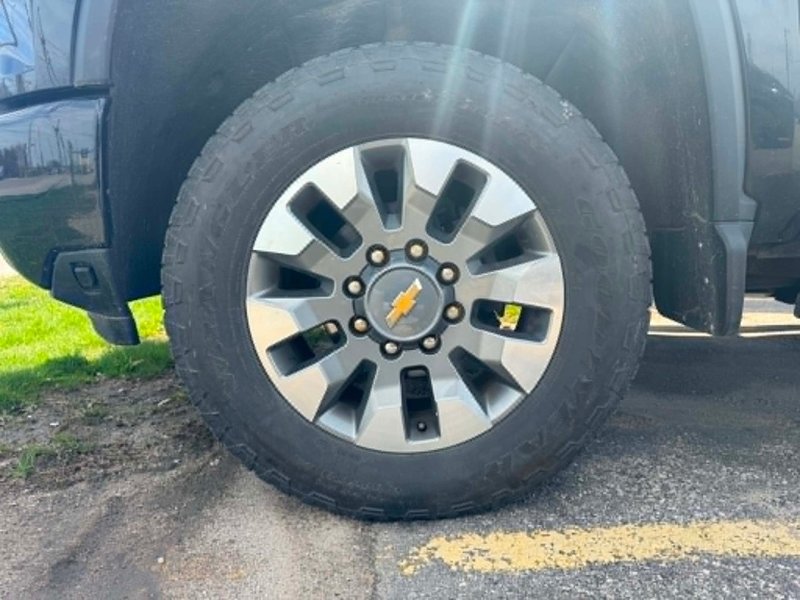 2024 Chevrolet SILVERADO 2500HD CUSTOM | BED CAP | 2 SET OF TIRES | 2500 | 6.6L V8 | CLEAN CARFAX | APPLE CARPLAY AND ANDROID AUTO |