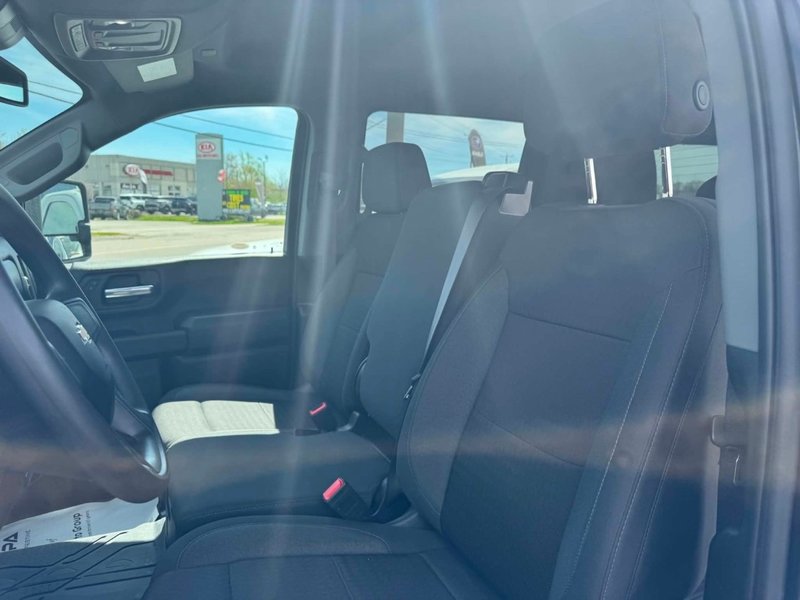 2024 Chevrolet SILVERADO 2500HD CUSTOM | BED CAP | 2 SET OF TIRES | 2500 | 6.6L V8 | CLEAN CARFAX | APPLE CARPLAY AND ANDROID AUTO |