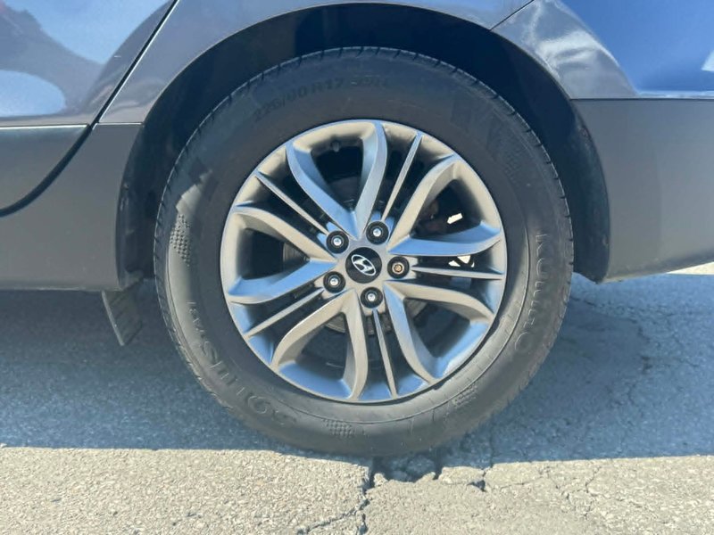 2014 Hyundai TUCSON GLS | CLEAN CARFAX | TWO SETS OF TIRES ON RIMS | HEATED SEATS | CRUISE CONTROL | SUNROOF |