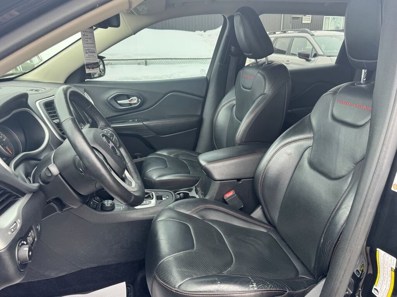 2016 Jeep CHEROKEE TRAILHAWK | CLEAN CARFAX | HEATED LEATHER FRONT SEATS | SUNROOF | BACKUP CAMERA | BLUETOOTH |