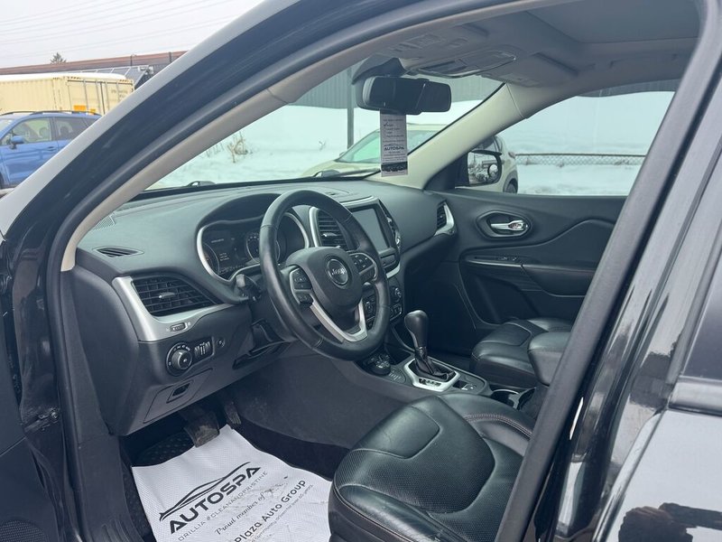 2016 Jeep CHEROKEE TRAILHAWK | CLEAN CARFAX | HEATED LEATHER FRONT SEATS | SUNROOF | BACKUP CAMERA | BLUETOOTH |