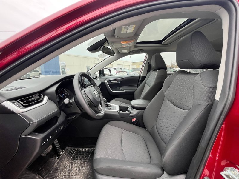 2020 Toyota RAV4 HYBRID XLE | LOW KMS | HEATED SEATS & STEERING WHEEL | HYBRID | ADAPTIVE CRUISE CONTROL | NAVIGATION |
