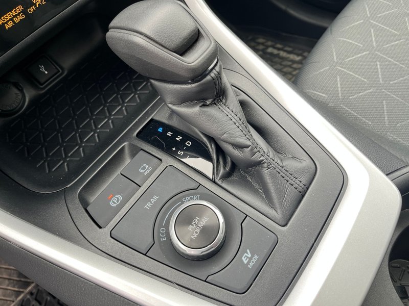 2020 Toyota RAV4 HYBRID XLE | LOW KMS | HEATED SEATS & STEERING WHEEL | HYBRID | ADAPTIVE CRUISE CONTROL | NAVIGATION |