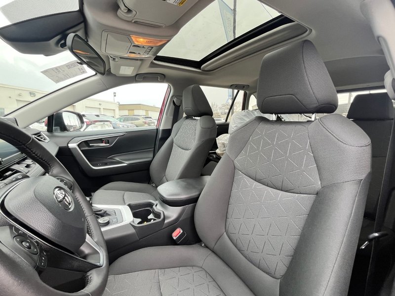 2020 Toyota RAV4 HYBRID XLE | LOW KMS | HEATED SEATS & STEERING WHEEL | HYBRID | ADAPTIVE CRUISE CONTROL | NAVIGATION |