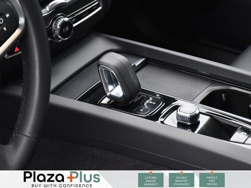 2022 Volvo XC60 Momentum | FRONT HEATED SEATS | MOONROOF | ANDROID AUTO & APPLE CARPLAY | BACK-UP CAMERA |