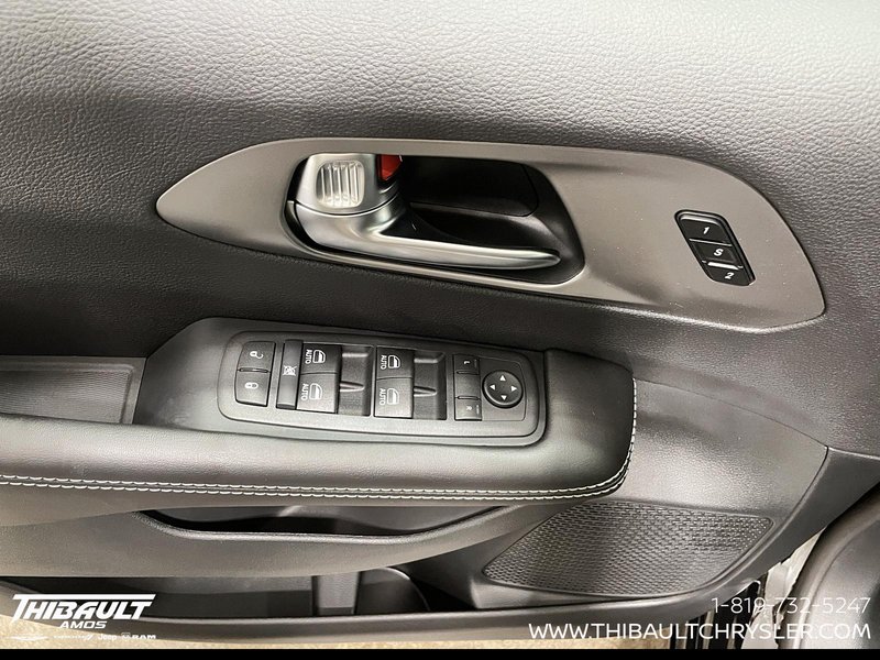 2027 Chrysler Pacifica SELECT AWD